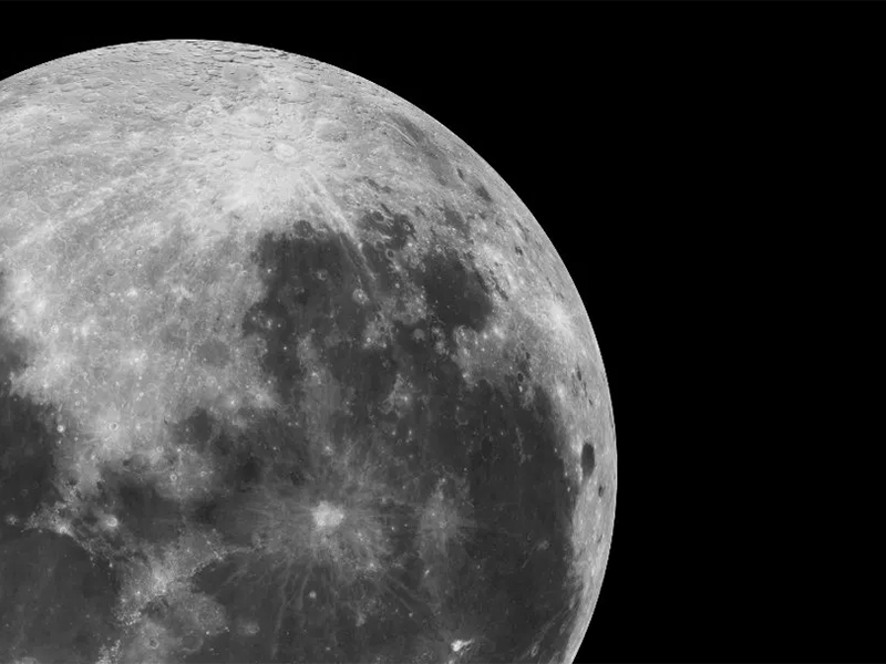 Luna llena en todo su esplendor. Sus valles y cráteres se aprecian claramente.